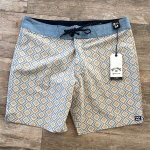 Billabong Men's Blue and yellow Swim Shorts size 34 NWT